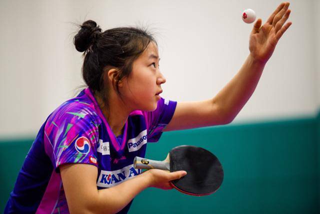 역대 최연소로 올림픽 국가대표 탁구선수로 선발된 신유빈(17·대한항공)이 인천 원당동 KAL아파트 체육관에서 연습경기를 펼치고 있다. 한진탁 인턴기자
