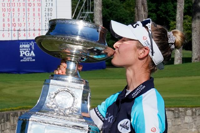 27일(현지시간) 미국 조지아주 존스 크리크의 애틀랜타 애슬레틱 클럽에서 열린 여자골프 메이저대회 KPMG 여자 PGA 챔피언십에서 우승한 넬리 코다(미국)가 우승컵에 입을 맞추고 있다. 존스 크리크=AP연합뉴스