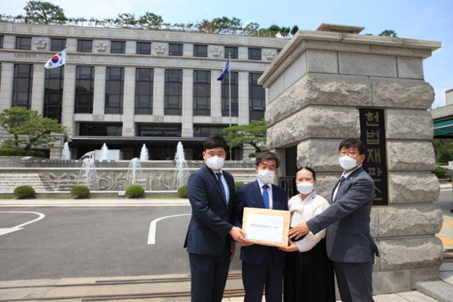 원불교 관계자들이 위헌심판 청구를 진행하기 위해서 이달 23일 서울 종로구 헌법재판소에 들어서고 있다. 원불교 제공