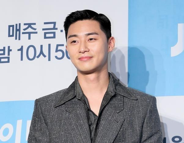 The interview that Actor Park Seo-joon gave seven years ago was embroiled in controversy over his remarks, which is why he has a patriarchal value in his response to his wife and ideal.Why did he get on the board now, not at the time?The controversy began with a post posted on an online Community on the 27th.According to this article, Park Seo-joon said in an interview with a fashion magazine in 2014, My wife wants to take care of my family without a job. That will not change.I think I want my child to grow up in my mothers hands because I grew up in such an environment. Park said, When I was a child, I thought that my lifelong idea was established.I think a child who is not loved is a problem because he becomes an adult, he said. I will be a good father, but especially my mother should be next to the child.It may not be the right answer, but this is the right answer for me now. As for his ideal type, he said, I like women who want to protect them. If they are tall, they seem to live well alone.There are many types of people who are dry. As the contents of this interview were shared through various online communities, netizens were dismayed. One of the Community users commented, It is a patriarchal and old-fashioned value.Another netizen refuted, I just revealed my thoughts about the ideal. The two opinions are tensely confronting this until the 28th.It took seven years for Park to make a statement to turn into a stone and fly to him.In 2014, Park Seo-joons remarks were not a big problem.In the same year, Alba Heaven, a part-time job portal, surveyed 941 male and female college students nationwide and surveyed the campus ideal type.The most popular type of male college students was my sculpture, which takes care of attendance, tasks and snacks. The second place was protective instinct stimulus type that I always want to be next to.Many young men at the time had similar ideas to Park Seo-joon.Of course, Park Seo-joons thoughts about ideal type changed according to the passage of time.Im not attracted to the type like the present-looking one, he said in a TVN Taxi in 2014, the same year the interview was conducted.The ideal type seems to keep changing, and now I think its important that the conversation works well, an interview video from YouTube channel K-POP Hello TV released in 2015.I like the beautiful hand and smile. In 2016, KBS2 Entertainment Artist Interview was a lot of first impressions.The conversation code should be right, he said.The interview that I conducted in my 20s is controversial at this point, and he will be embarrassed.However, in the interview, Park said, The child who is not loved seems to be a problem because he becomes an adult.These days, when there are many working mothers and single mothers who raise children while working, it is a statement that can cause a lot of antagonism.Park Seo-joon, who is at the center of the topic due to this controversy, will meet the public through various works including Concrete Utopia.