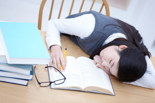 잠을 줄여 공부하는 것은 아이의 두뇌 발달을 방해할 수 있다./사진=클립아트코리아