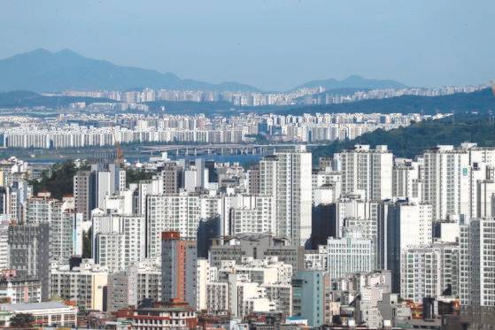 서울 남산에서 바라 본 남서쪽 전경. 용산과 목동·김포한강신 도시 등지에 고층아파트들이 빼곡히 들어서있다. [연합뉴스]