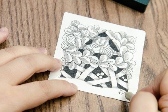 타일에 연필로 자신만 알아볼 수 있을 정도로 연하게 스트링을 표시한다. 얇은 펜으로 플럭스·크레센트 문·홀라보 등 다양한 탱글을 그려넣는다. 두꺼운 펜으로 빈 공간을 칠하고 곳곳에 음영을 넣어줘도 좋다. 타일이 완성되면 서명을 한다.