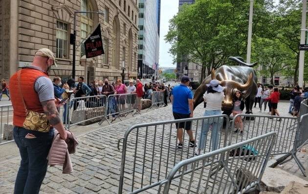 최근 미국 뉴욕 맨해튼 남쪽 월스트리트 인근에 위치한 '돌진하는 황소상' 앞에서 관광객들이 사진을 찍고 있다. 뉴욕=조재길 특파원