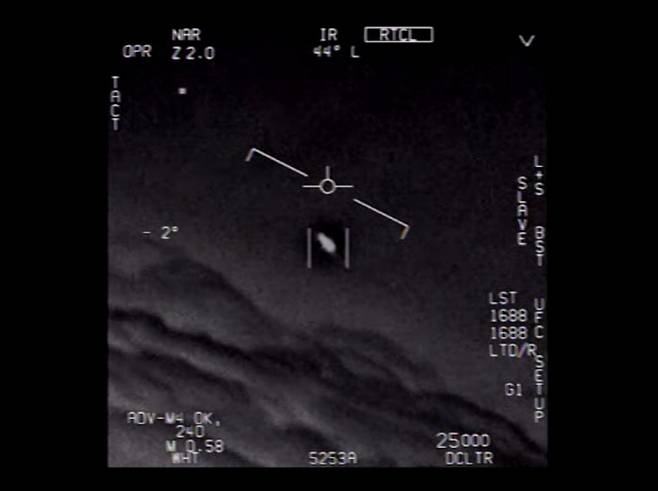 지난해 4월 미국 국방부가 이례적으로 공개한 미확인 비행 물체(UFO) 영상 캡처 화면. 미 해군 전투기가 훈련비행 도중 마주쳐 촬영한 것이다.  AFP 연합뉴스