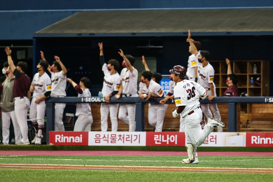 Lee Ju-hyung of the Kiwoom Heroes rounds the bases after scoring the first home run of his career against the Kia Tigers at Gocheok Sky Dome in western Seoul on Sunday. [YONHAP]