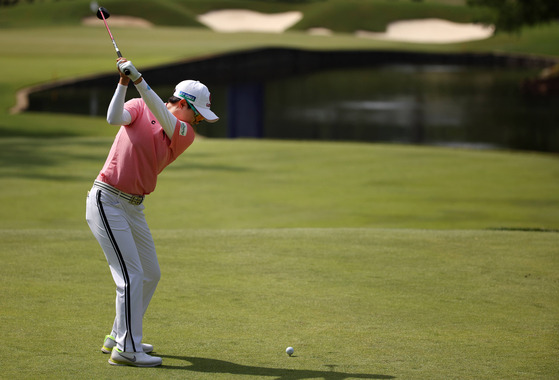 Kim Hyo-joo plays her shot from the 15th tee during the second round of the KPMG Women's PGA Championship at Atlanta Athletic Club on Friday in Johns Creek, Georgia.  [AFP/YONHAP]