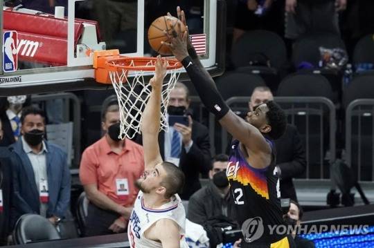 농구에서 앨리웁은 팬들이 가장 좋아하는 공격기술이다. 사진은 지난 23일 NBA 서부컨퍼런스 챔피언전에서 피닉스 선스의 에이턴이 앨리웁패스를 받아 결승포를 터뜨리는 모습. [AP=연합뉴스]