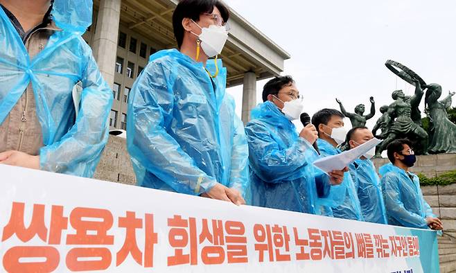 배진교 정의당 원내대표가 28일 서울 여의도 국회 앞 계단에서 열린 '쌍용자동차 구체적 회생방안 촉구 기자회견'에서 발언하고 있다. 공동취재사진