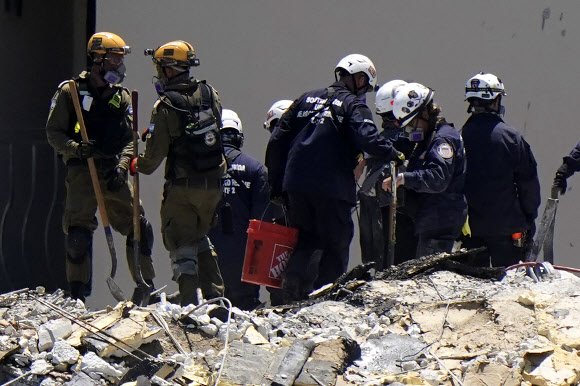 미국 플로리다 12층 아파트 붕괴사고 현장의 구조대원들 AP 연합뉴스