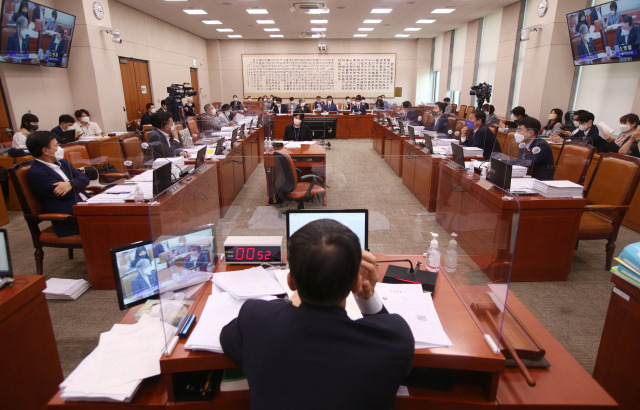 박주민 더불어민주당 의원이 28일 법제사법위원회 전체회의를 주재하고 있다. / 성형주 기자