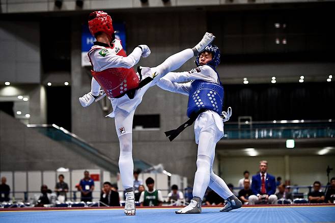 2019년 9월 도쿄올림픽 테스트 이벤트 중 태권도 선수들이 휠라가 제작한 도복을 입은 채 경기를 펼치고 있다. 휠라 제공