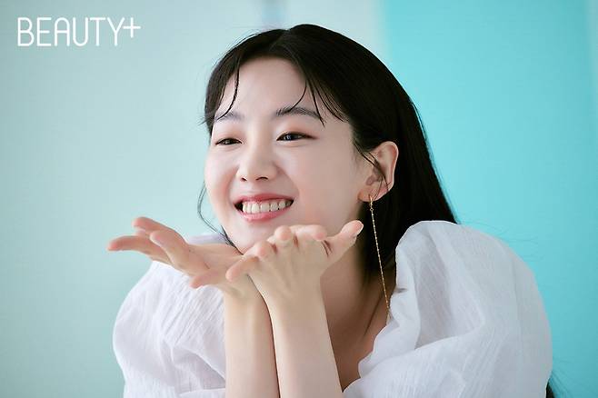 Beauty-Life magazine Beauty Mutual debuted in 2017 with WebDrama Multiple Notes, appearing in various works such as Transformation, My Country, and Sage Doctor Life, and releasing Actor Jo Yi-hyuns flawless picture, which has been highly acclaimed for its solid acting ability and excellent character digestion power regardless of genre.Jo Yi-hyun, who came in with a clear Smile on a cool color set that made him forget the heat of early summer, perfected the clean and pure concept and completed the beauty picture of the past.Especially, the staff of the filming site on the clear Smile without feeling better just by looking at it, saying, Is this what it looks like when an ionic beverage is reincarnated as a human being?On the other hand, Jo Yi-hyun, who is loved by playing Jang Yoon-bok in TVN Spicy Doctors Life Season 2 currently on air, is selected as a Main actor in KBS2s new tree School 2021 scheduled to air in the second half of the year.In particular, he will play the role of Jin Ji-won, who has a conviction and a broken personality, and will make a strong impression on viewers.Natural Beauty pictorials with potential new Actor Jo Yi-hyun and brand Botanity that realizes Clean Beauty can be found in the July issue of Beauty, the official SNS and website of Beauty.