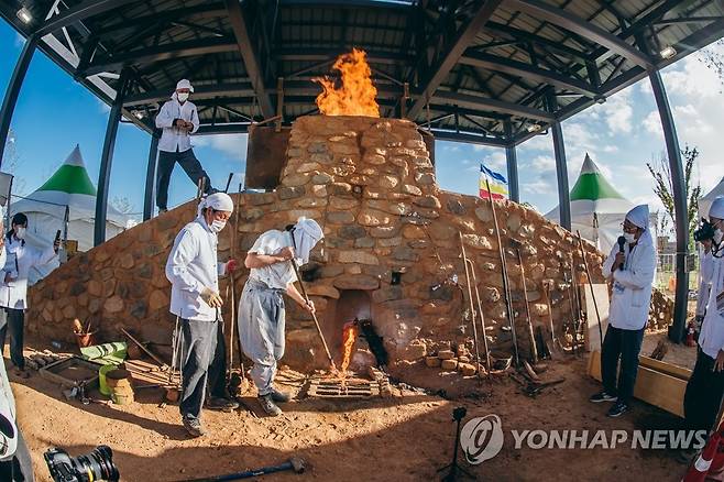 지난해 울산쇠부리 제철 기술 복원 실험 [울산시 북구 제공. 재판매 및 DB 금지]