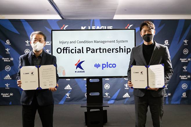 왼쪽부터 한국프로축구연맹 조연상 사무총장, QMIT 이상기 대표 사진제공=프로축구연맹