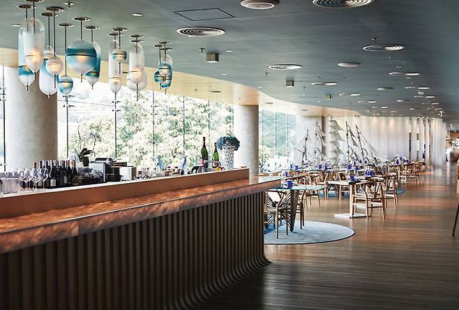 세련된 가게들이 즐비한 쇼핑몰 ‘더 펄스’의 내부.