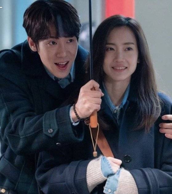 전공의와 교수간 러브라인을 보여주는 장겨울과 안정원. 사진 '슬의생' 캡처.