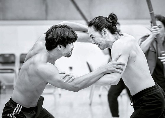 4년 만에 국내 무대에 복귀하는 배우 남윤호(오른쪽)가 코리올라누스를 연기한다. [LG아트센터]