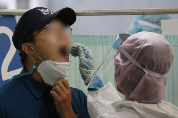 대전 서구보건소 선별진료소에서 시민들이 검사를 받고 있다. /사진=뉴스1