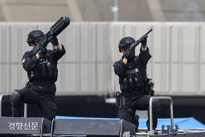 29일 서울 송파구 잠실종합운동장 서문주차장에서 서울경찰청과 민,관,군 6개 기관이 참여한 ‘드론테러 대응역량 강화를 위한 테러 훈련 시범’이 열리고 있다. / 이준헌 기자