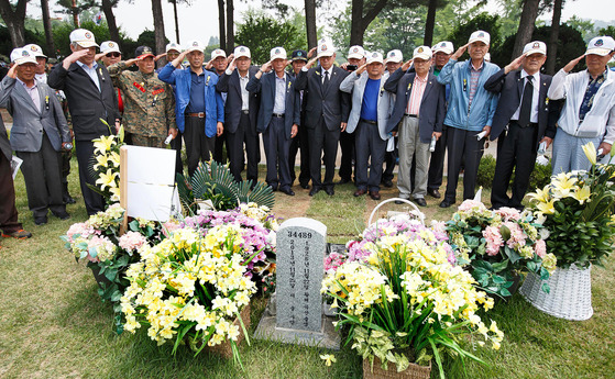 Vietnam War veterans in Korea pay their respects to the late General Chae Myung-shin in 2014, the 50th anniversary of Korean Army’s participation in the war. [NEWS1]