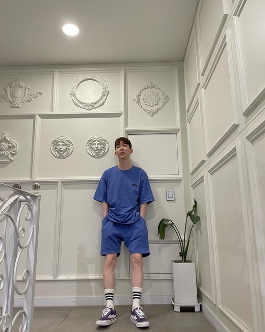 Singer Jo Kwon has emanated a pack-like charm.Jo Kwon posted two photos on his Instagram on the 29th with an article entitled # Bora Sea.Jo Kwon, in the photo, posed in front of a wall where French mood is felt. Fashion, which is similar to emotional background, attracts attention.She wore a blue-colored short-sleeved T-shirt and shorts set-up to make her cute look, with a high-saturated blue color that further accentuated her white skin.Together, three stripes matched the point socks and purple sneakers to complete the colorful styling.Meanwhile, Group 2AM, which Jo Kwon belongs to, is reportedly preparing for a full comeback in the second half of this year.