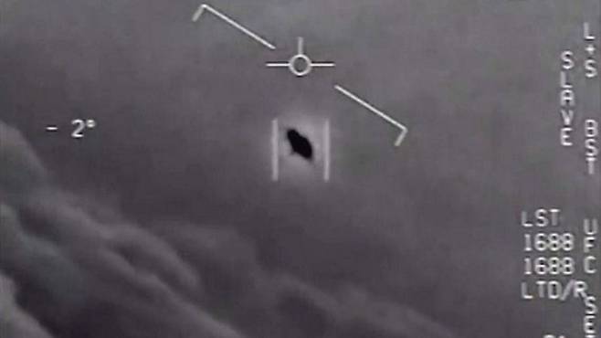 미 해군 소속 전투기에 의해 촬영된 미확인 비행물체(UFO) 영상. [AP]