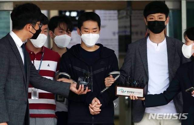 [서울=뉴시스]박주성 기자 = 남성들과 영상 통화를 하며 알몸인 모습을 녹화하고 이를 유포한 피의자 김영준(29)이 지난 11일 오전 서울 종로경찰서를 나와 검찰로 송치되고 있다. 2021.06.11. park7691@newsis.com