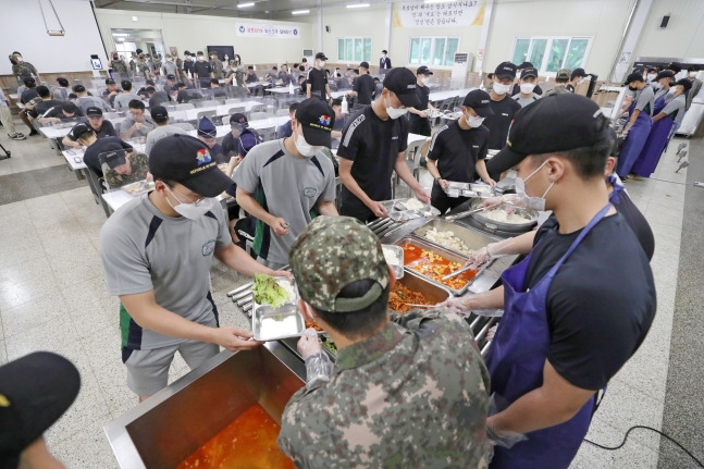 군은 최근 논란이 됐던 ‘군 부실급식’과 관련해 배식 현장을 공개했다. 지난 3일 육군 9사단 참독수리대대원들이 배식을 받고 있다. 연합뉴스