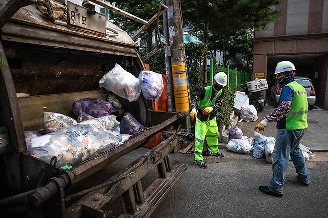 민간 위탁업체 소속 상차원이 일반 쓰레기를 수거하고 있다. ⓒ시사IN 신선영