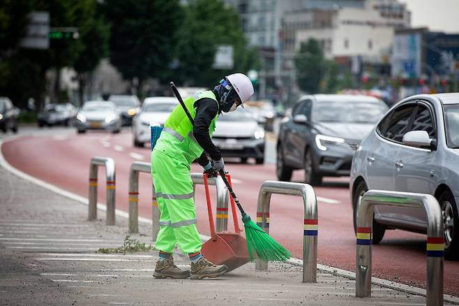 가로 청소는 주로 구청 청소행정과 환경공무관이 맡는다. 이들은 민간 위탁업체 소속 환경미화원과 달리 주간에 작업하고 휴게 시간과 식사 시간을 보장받는다. ⓒ시사IN 신선영
