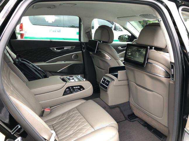 뒷좌석. 각각 모니터를 탑재해 독립적으로 콘텐츠를 이용할 수 있다.ⓒ데일리안 김민희 기자