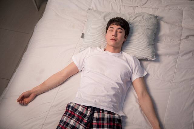 어깨 통증이 있다면 어깨 아래에 수건을 받치고 자는 것이 좋다./사진=클립아트코리아