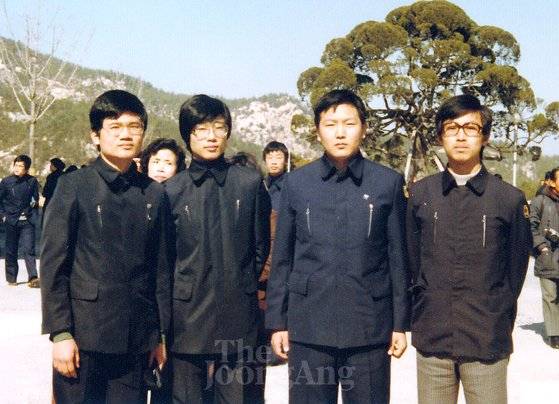 윤석열 전 검찰총장의 서울대 법대 입학식 사진. 우측 두번째가 윤 전 총장이다.