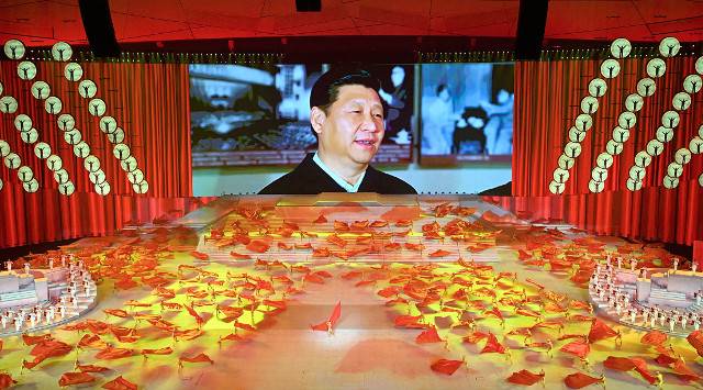 시진핑 중국 국가주석이 28일 베이징 국가체육관에서 열린 중국 공산당 창당 100주년 기념 공연에 설치된 대형 스크린에 모습을 드러내고 있다. 100주년 당일인 7월 1일에는 베이징 인민대회당에서 창당 100주년 공식 행사가 열리고 천안문 광장에서는 수만명이 참여하는 대규모 경축 공연과 에어쇼가 펼쳐진다. 로이터연합뉴스