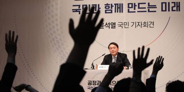 윤석열 전 검찰총장이 29일 오후 서울 서초구 매헌 윤봉길 의사 기념관에서 대선 출마 선언 뒤 기자들과 일문일답을 하고 있다. 국회사진기자단