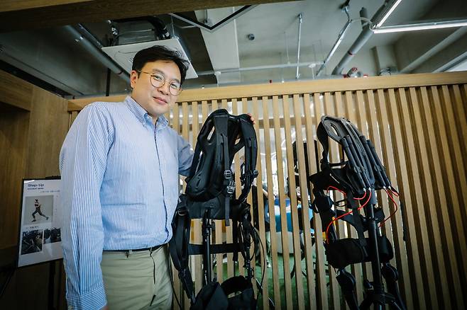 장재호 에프알티 대표가 작업자의 근골격계 질환을 예방해주는 근력지원 웨어러블 로봇 스텝업과 포즈를 취하고 있다.[한국생산기술연구원 제공]