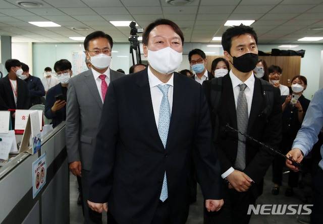 [서울=뉴시스]최동준 기자 = 윤석열 전 검찰총장이 30일 서울 여의도 국회 소통관 국회기자실을 방문해 기자들과 인사하고 있다. (공동취재사진) 2021.06.30. photo@newsis.com