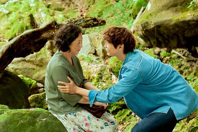 영화 ‘빛나는 순간’ 속 고두심과 지현우.