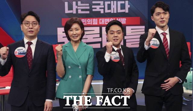 서병수 국민의힘 의원은 국민의힘 대변인단에 선발된 김연주 전 아나운서(왼쪽 두번째)를 언급하고 "공적으로 김연주씨는 '전직 아나운서 출신' 김연주 씨"라고 지적했다. 지난달 30일 국민의힘 '나는 국대다(국민의힘 대변인이다)' 4강에 오른 신인규(왼쪽부터), 김연주, 임승호, 양준우 후보. /국회사진취재단