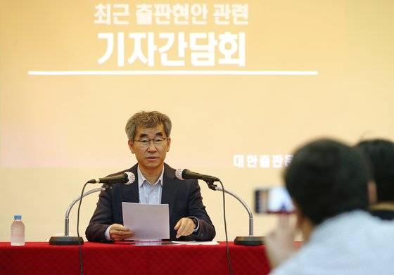 윤철호 대한출판문화협회장이 30일 오후 서울 종로구 대한출판문화협회에서 '도서판매정보 공유시스템'에 대해 설명했다. [연합뉴스]