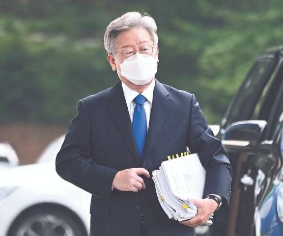 대선 출마선언을 하루 앞둔 지난달 30일 이재명 경기도지사가 경기도 수원시 팔달구 경기도청으로 출근하는 모습. 이 지사는 출마선언에서 '새로운 대한민국, 이재명은 합니다'를 슬로건으로 내세웠다. 뉴시스