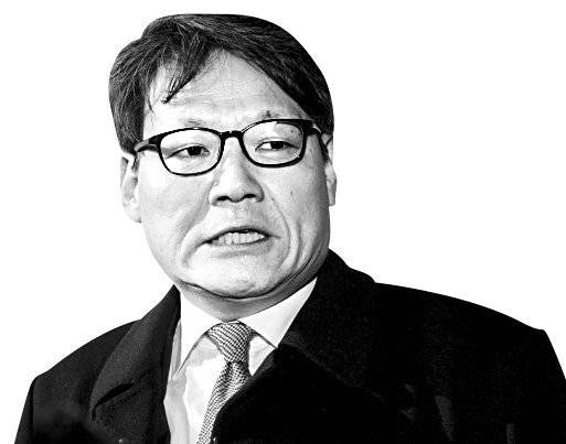 검찰이 1일 이광철 청와대 민정비서관을 '김학의 불법 출금' 사건의 직권남용 혐의로 서울중앙지법에 기소했다. 연합뉴스