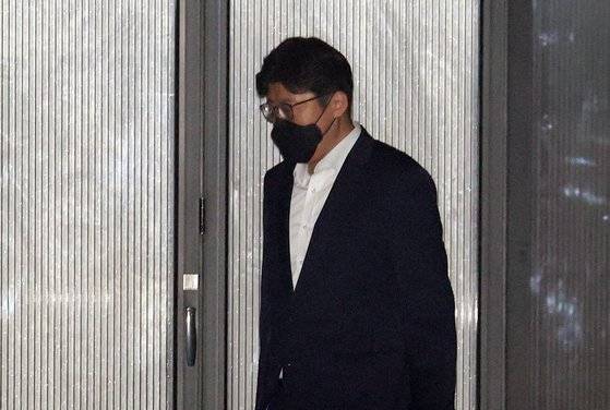 '윤중천 면담보고서 허위작성' 혐의를 받는 이규원 검사가 지난 5월 27일 오후 정부과천청사 고위공직자범죄수사처(공수처)에서 피의자 신분으로 조사를 마친 후 청사를 나서고 있다. 연합뉴스