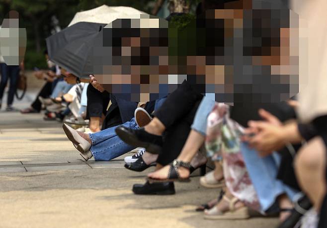 지난달 29일 오전 서울 소공동 롯데백화점 본점 앞에서 샤넬 매장을 찾은 고객들이 줄을 서 있다. [사진출처=연합뉴스]