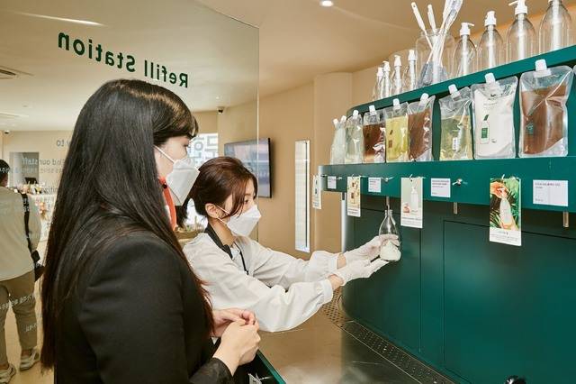 [서울=뉴시스] 서울 강남구 신사동에 위치한 한 뷰티 브랜드 소분 매장에서 고객이 조제관리사를 통해 제품을 소분받고 있다. 위 사진은 기사와 관계없음. (사진= 뉴시스 DB) photo@newsis.com *재판매 및 DB 금지