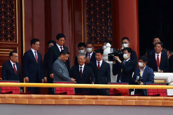 중국공산당 창당 100주년 기념일인 1일 수도 베이징의 톈안먼 광장에서 시진핑(習近平·앞쪽 회색 인민복 차림) 국가 주석 겸 공산당 중앙위원회 총서기가 후진타오(胡錦濤·중앙) 전 주석을 자리로 안내하고 있다. 베이징 신화=연합뉴스
