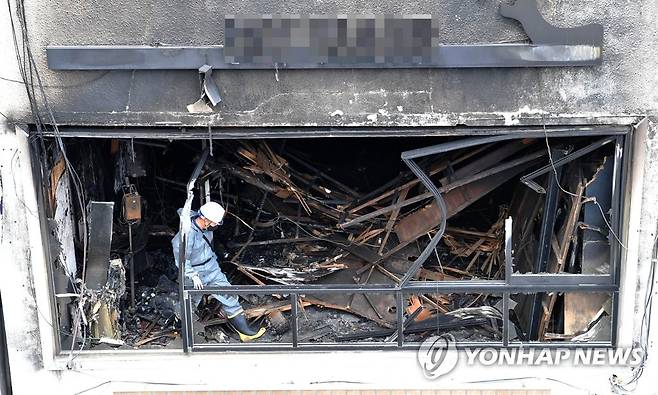 소방관 순직한 울산 건물 화재 합동감식 (울산=연합뉴스) 김근주 기자 = 경찰과 소방, 국과수 등이 소방관 1명이 순직한 울산 중구 성남동 상가건물 화재 현장에서 합동감식을 벌이고 있다.  2021.7.1 canto@yna.co.kr