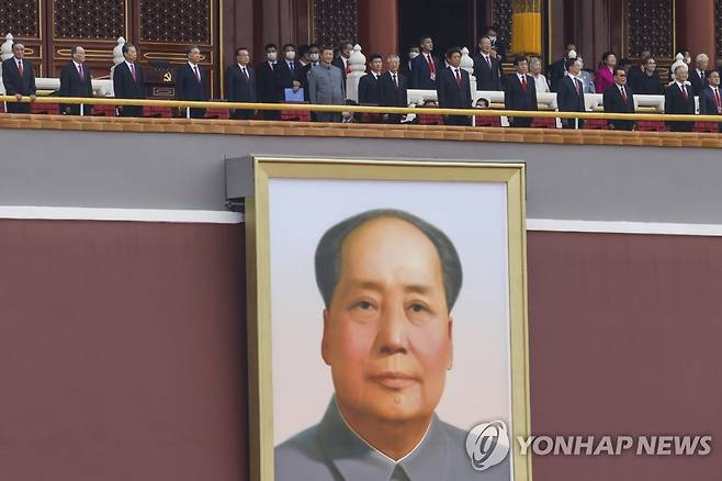 중국공산당 100주년 기념 행사장에 도열한 국가 수뇌부 (베이징 EPA=연합뉴스) 중국공산당 창당 100주년 기념일인 1일 수도 베이징의 톈안먼 광장에서 시진핑(習近平·윗줄 중앙의 회색 옷차림) 국가 주석 겸 중국 공산당 중앙위원회 총서기와 국가 수뇌부들이 초대 수석인 마오쩌둥의 대형 초상화 위에 도열해 있다. 이곳에서는 4만여 명의 군중이 참석한 가운데 대대적인 기념행사가 펼쳐졌다. sungok@yna.co.kr