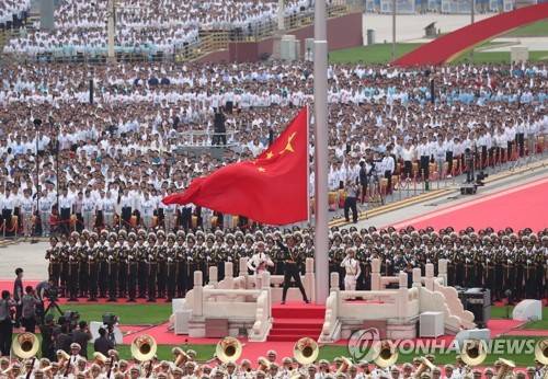 중국공산당 100주년 축하 행사장에 게양되는 오성홍기 [베이징 신화=연합뉴스]
